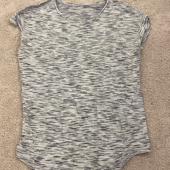 Lululemon tee - Picture 2 of 4